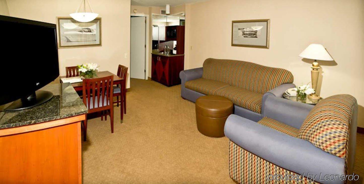 Ramada By Wyndham Southfield Hotel Exterior photo